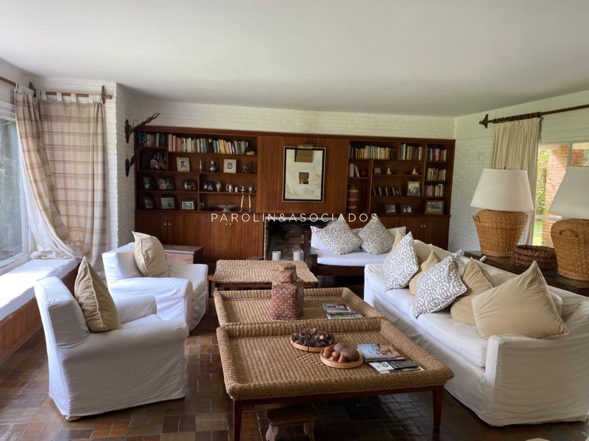 Casa en venta de 5 dormitorios + servicio en el Golf, Punta del Este.