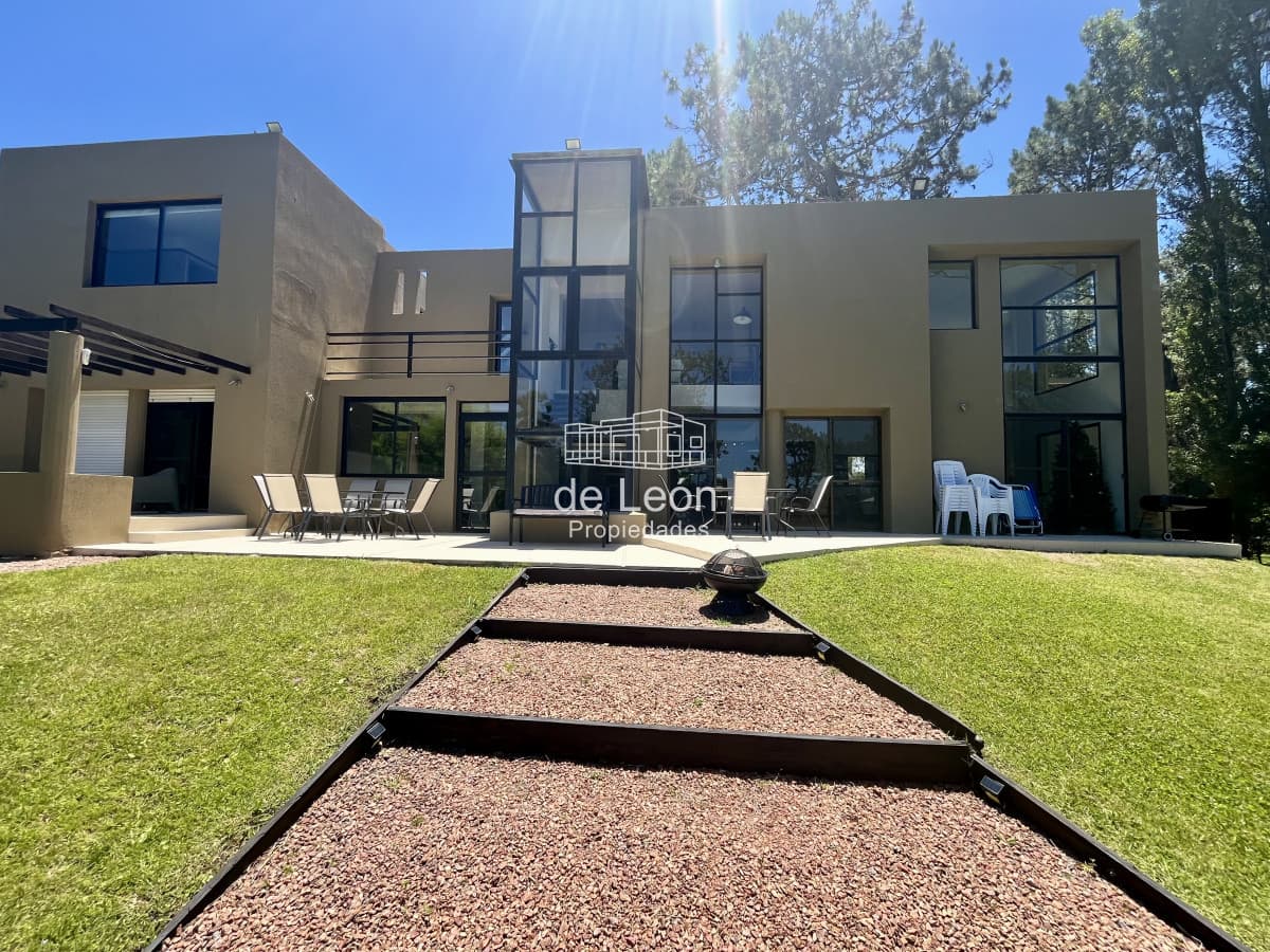 Alquiler anual casa 5 dormitorios playa brava Punta del Este