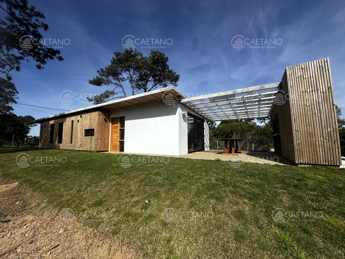 Venta casa a estrenar en barrio Club del lago Punta Ballena