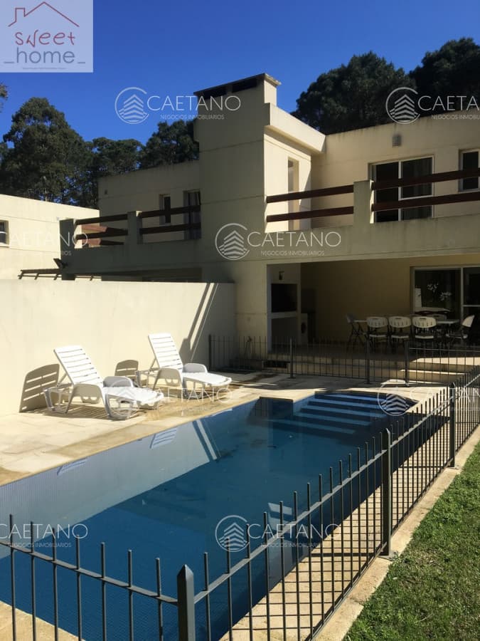 Casa de 4 dormitorios dentro del Complejo Solanas.