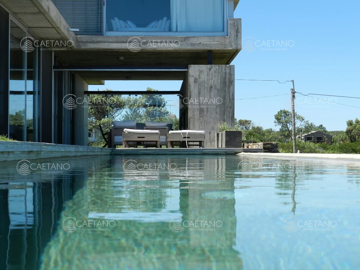 Excelente casa moderna en Tio tom, pegada al mar