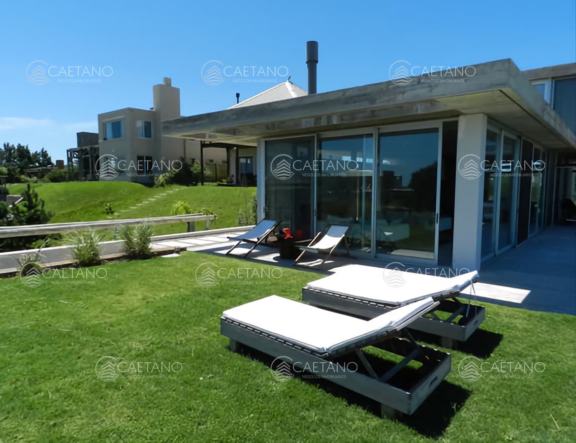 Excelente casa moderna en Tio tom, pegada al mar