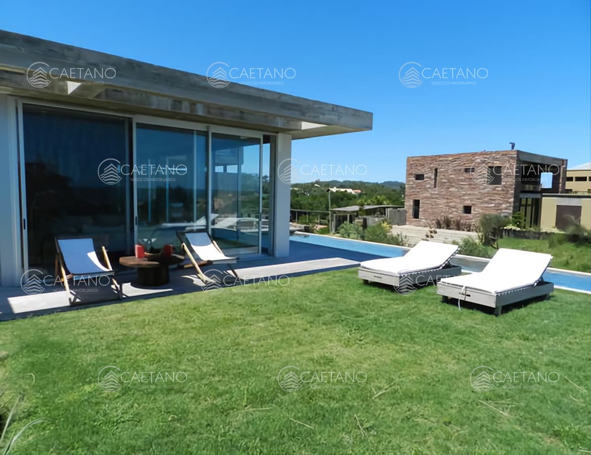 Excelente casa moderna en Tio tom, pegada al mar
