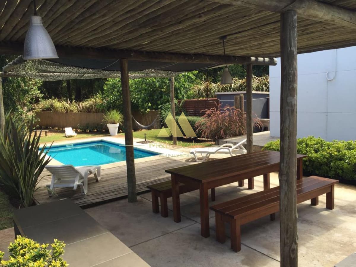 Moderna residencia a estrenar, ubicada en Solanas a metros del mar  -