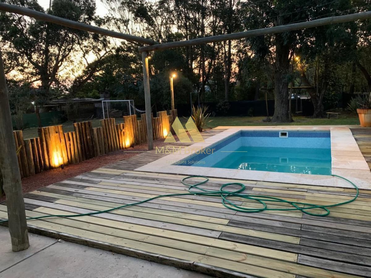 Moderna residencia a estrenar, ubicada en Solanas a metros del mar  -