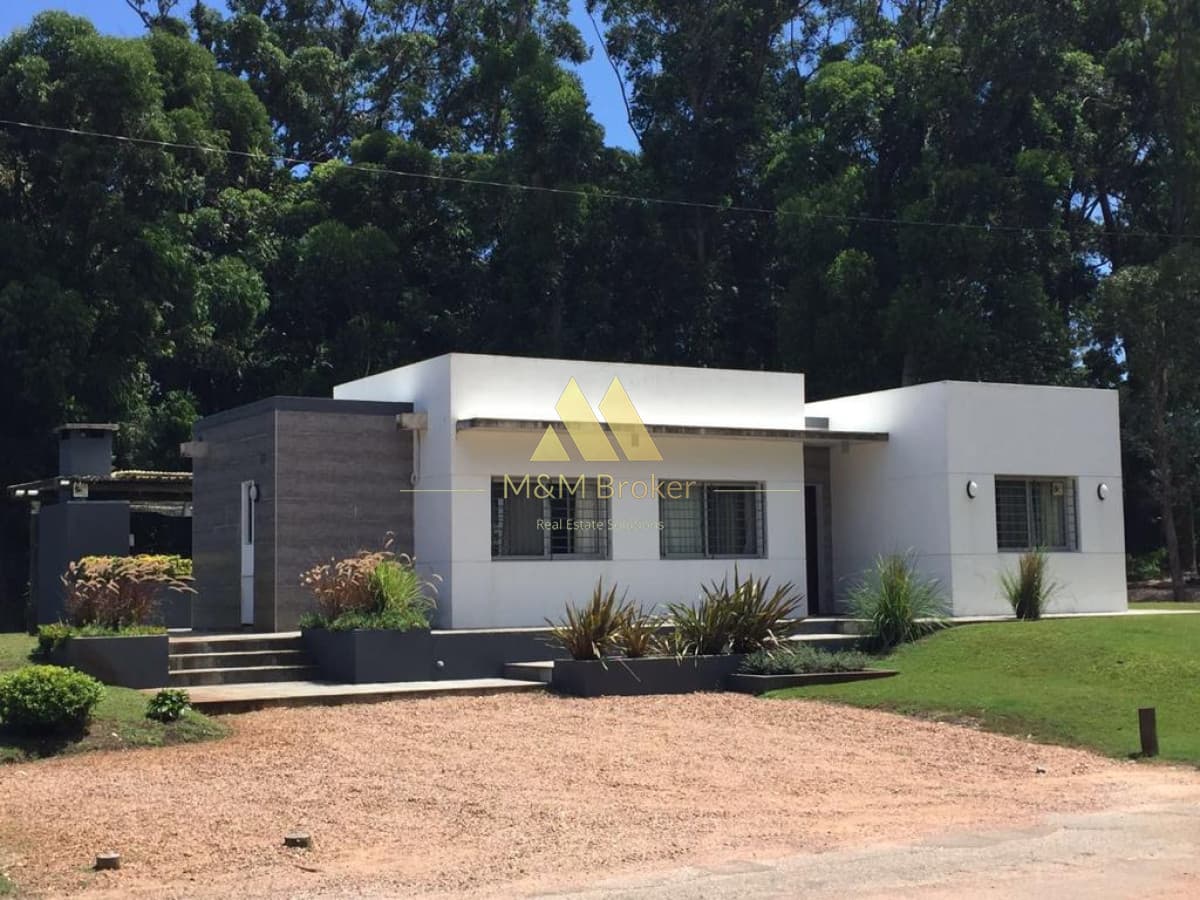 Moderna residencia a estrenar, ubicada en Solanas a metros del mar  -