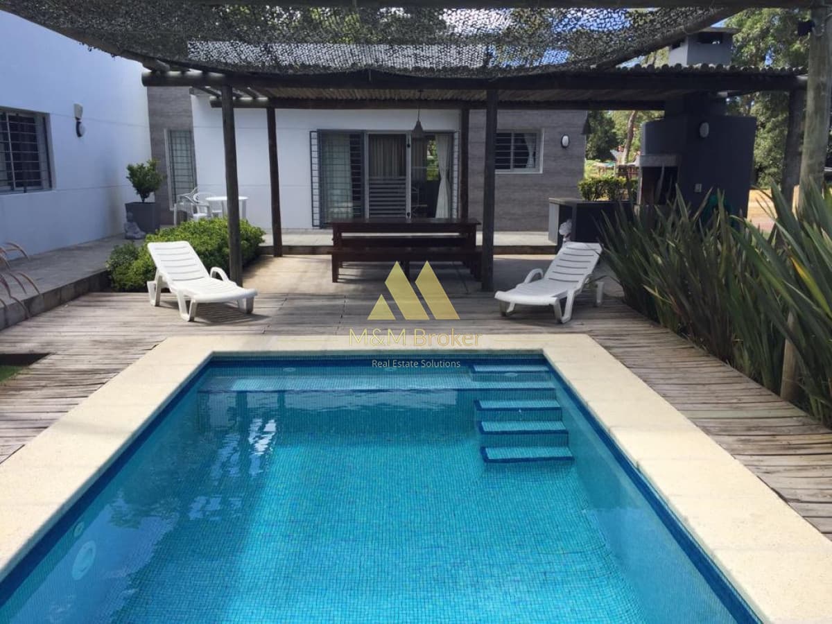Moderna residencia a estrenar, ubicada en Solanas a metros del mar  -