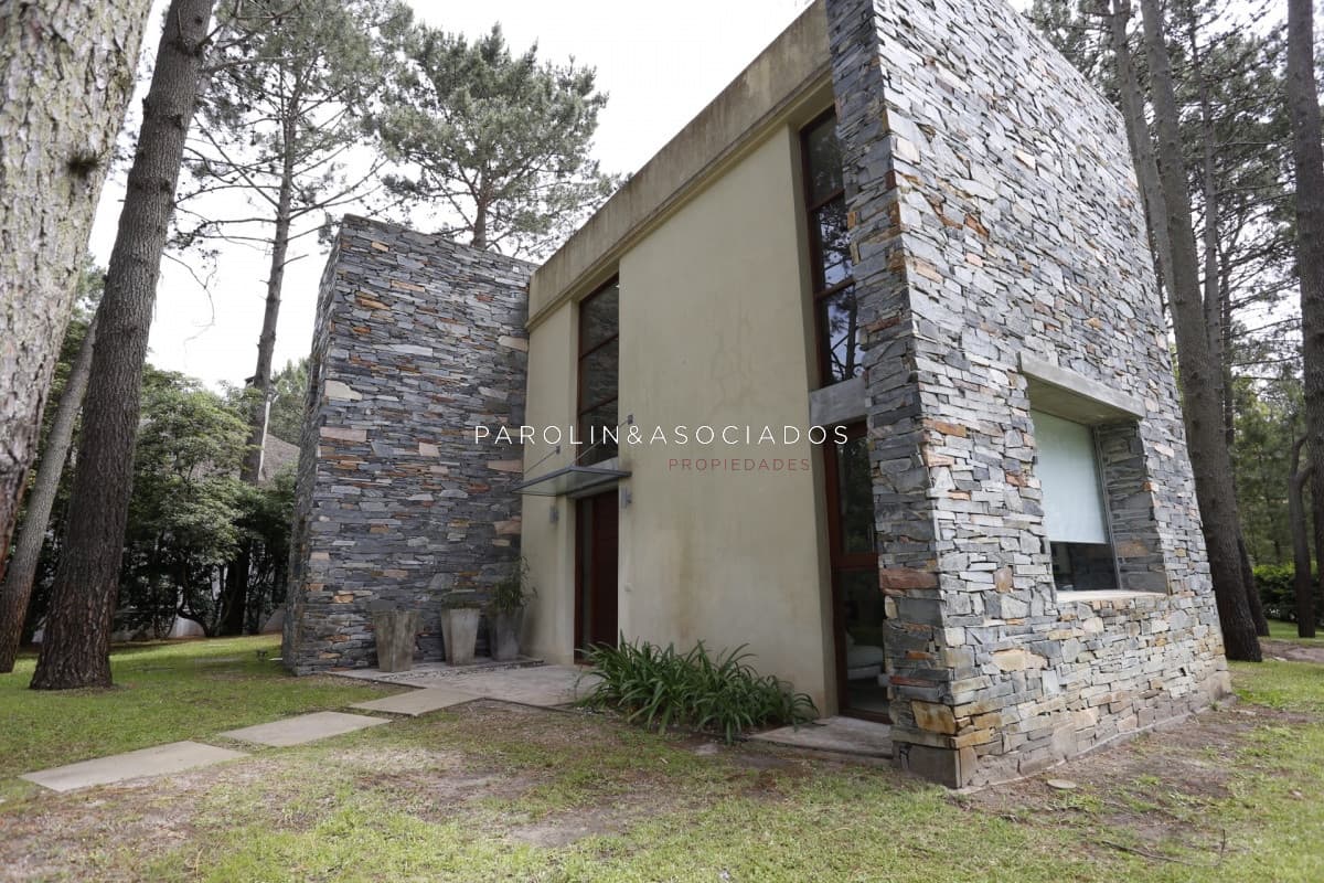Casa en venta dentro del complejo Solanas.