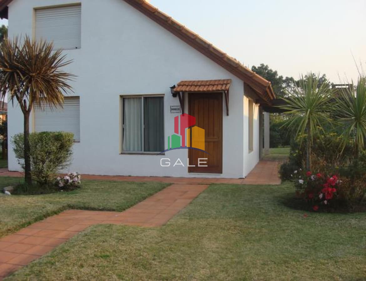 CASA EN TIO TOM A 1 CUADRA Y MEDIA DE LA PLAYA  -