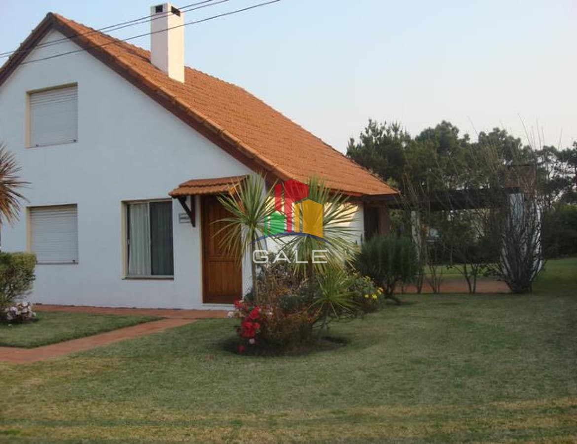 CASA EN TIO TOM A 1 CUADRA Y MEDIA DE LA PLAYA  -