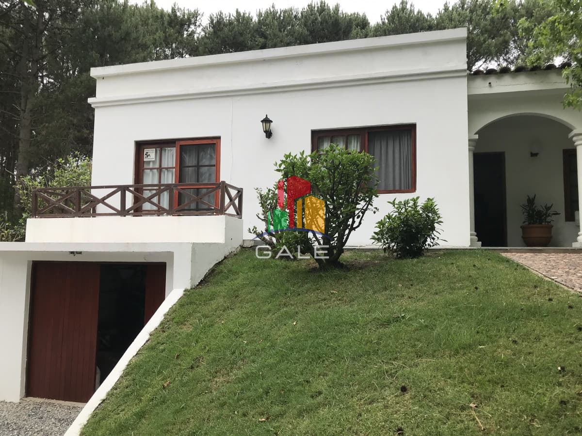 GRADABLE  CASA EN ZONA MUY TRANQUILA Y ARBOLADA  -