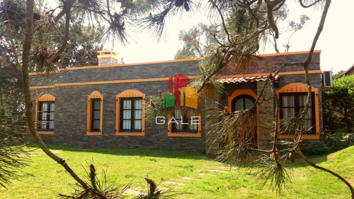 Gale Propiedades & Escribanía Casa ID.3933 - En Tio Tom bonita casa con 3 dormitorios