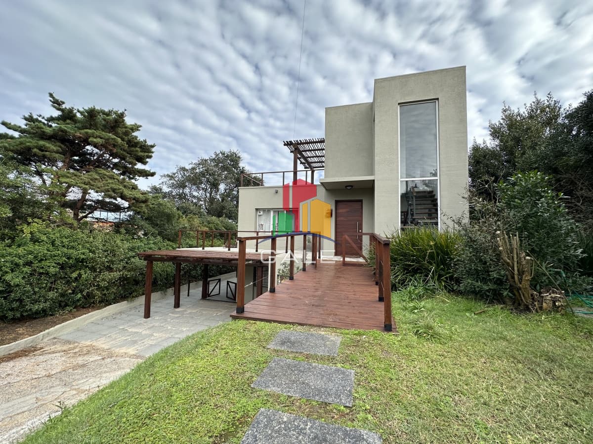 Venta casa con vista al mar. Punta Ballena   -