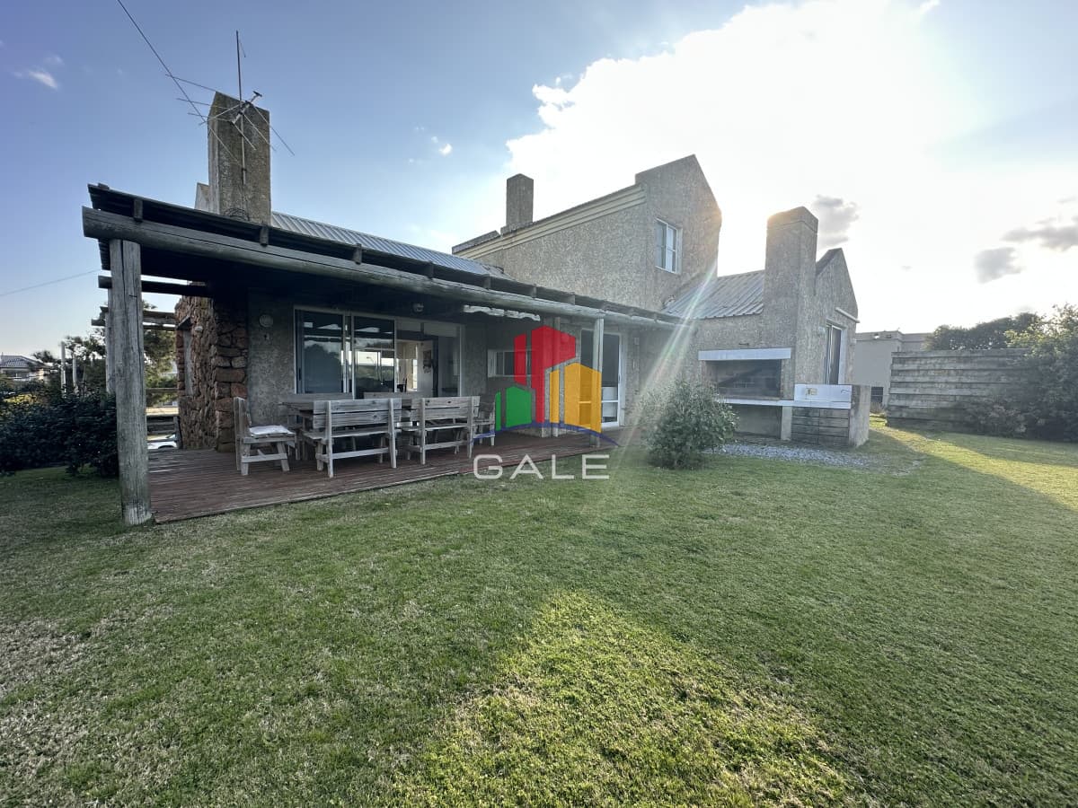 Linda casa en venta zona Tio Tom Punta ballena, vista al mar  -