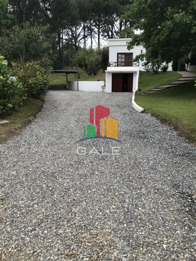 GRADABLE  CASA EN ZONA MUY TRANQUILA Y ARBOLADA  -
