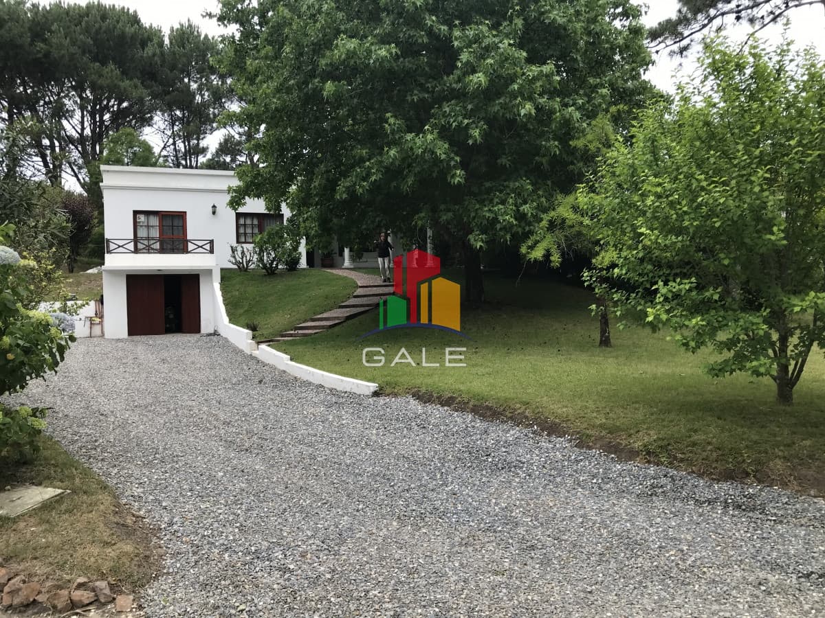 GRADABLE  CASA EN ZONA MUY TRANQUILA Y ARBOLADA  -
