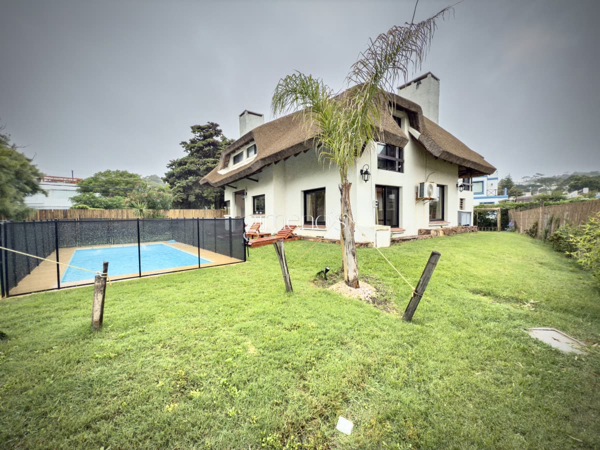 Casa en La Rinconada Punta Ballena a metros del mar  -