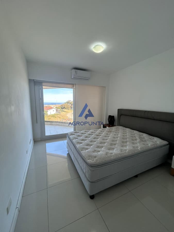 Apartamento en Playa Mansa, disponible en alquiler anual, 2 dormitorios