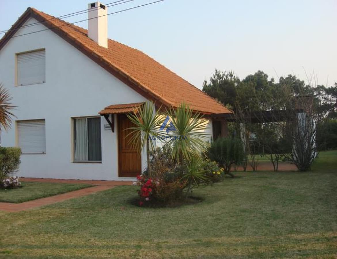 CASA EN TIO TOM A 1 CUADRA Y MEDIA DE LA PLAYA  -