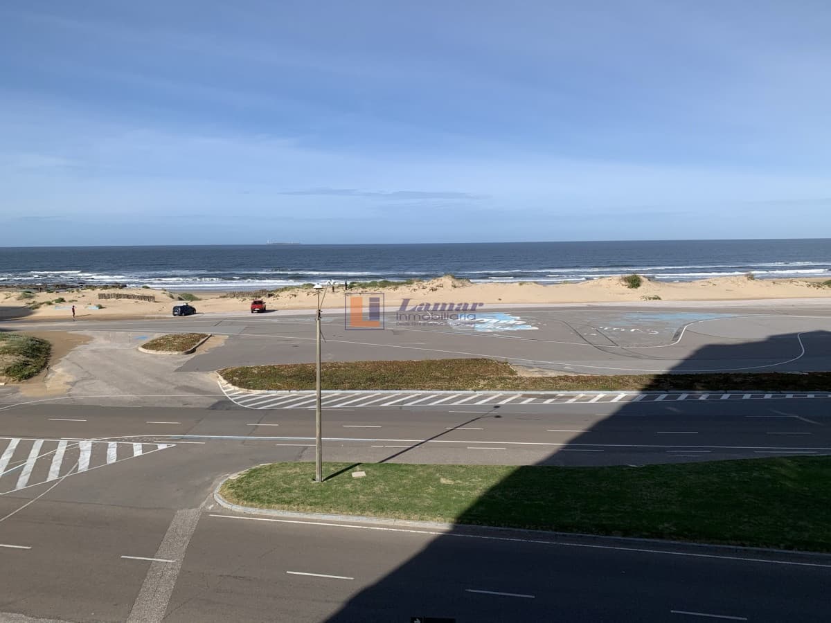 Apto.  en Primera Fila frente al Mar!!