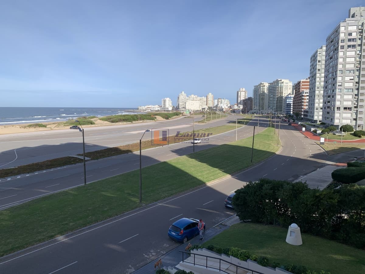 Apto.  en Primera Fila frente al Mar!!