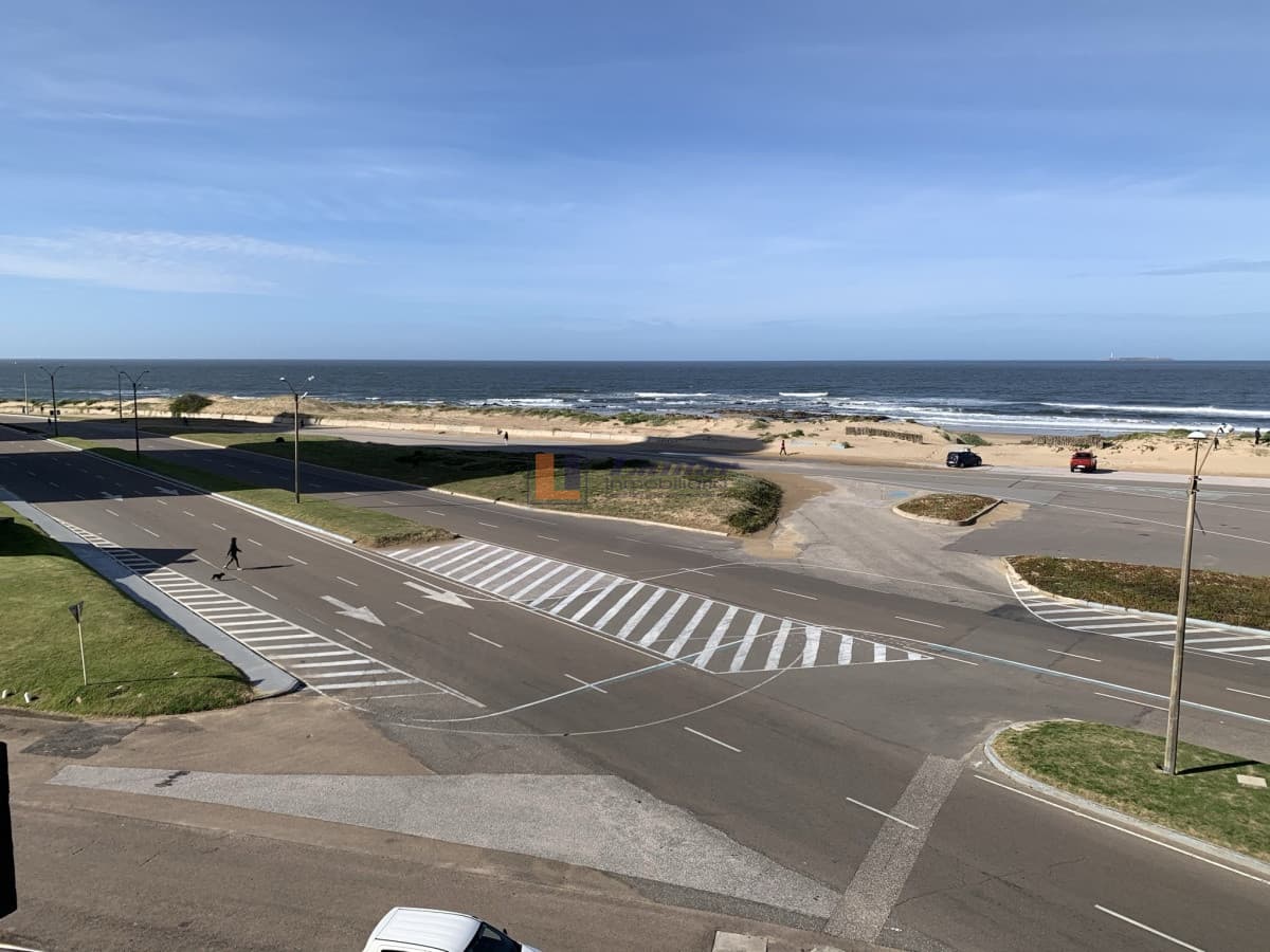 Apto.  en Primera Fila frente al Mar!!