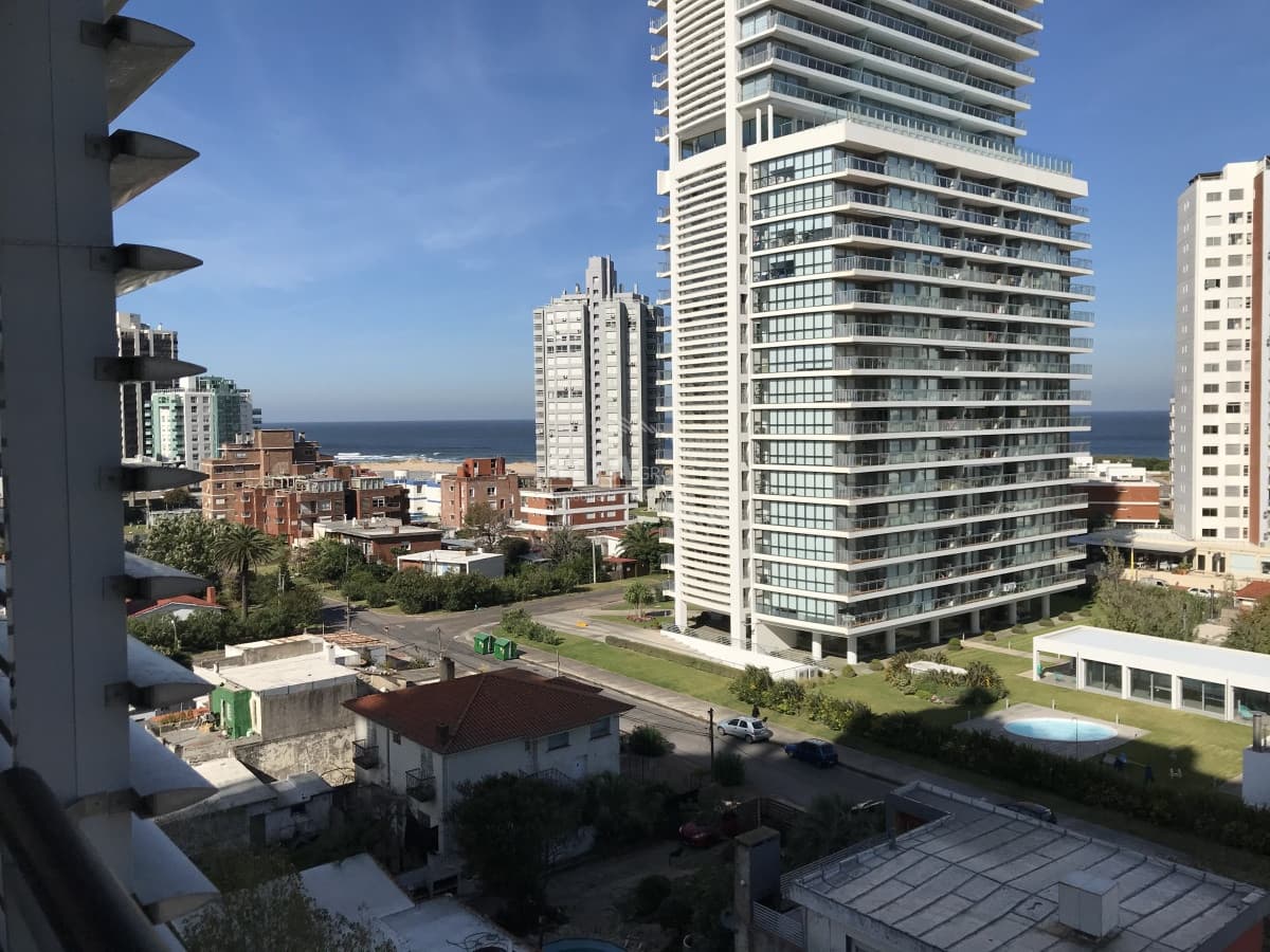 Apartamento en alquiler con vista al mar en Punta del Este.