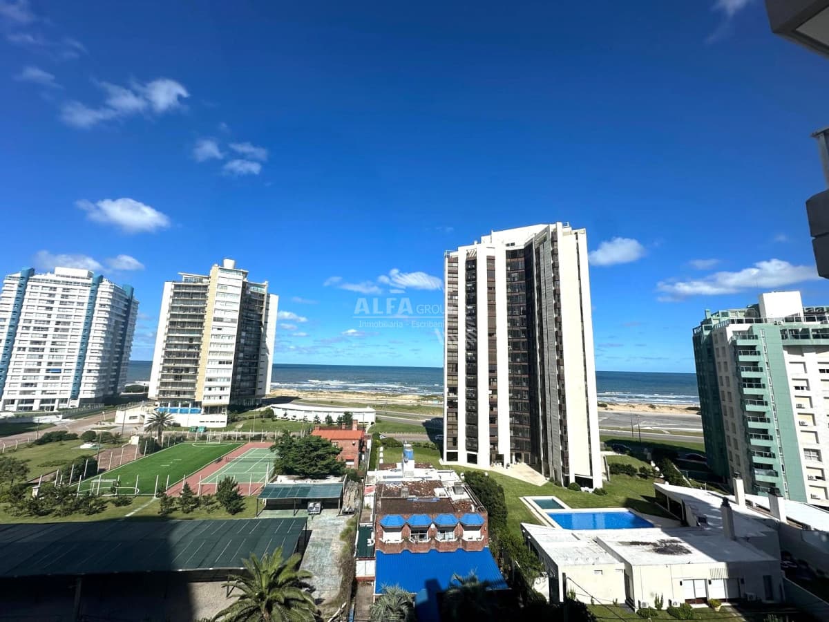 Apartamento en alquiler de 3 dormitorios en Punta del Este, con parrilla
