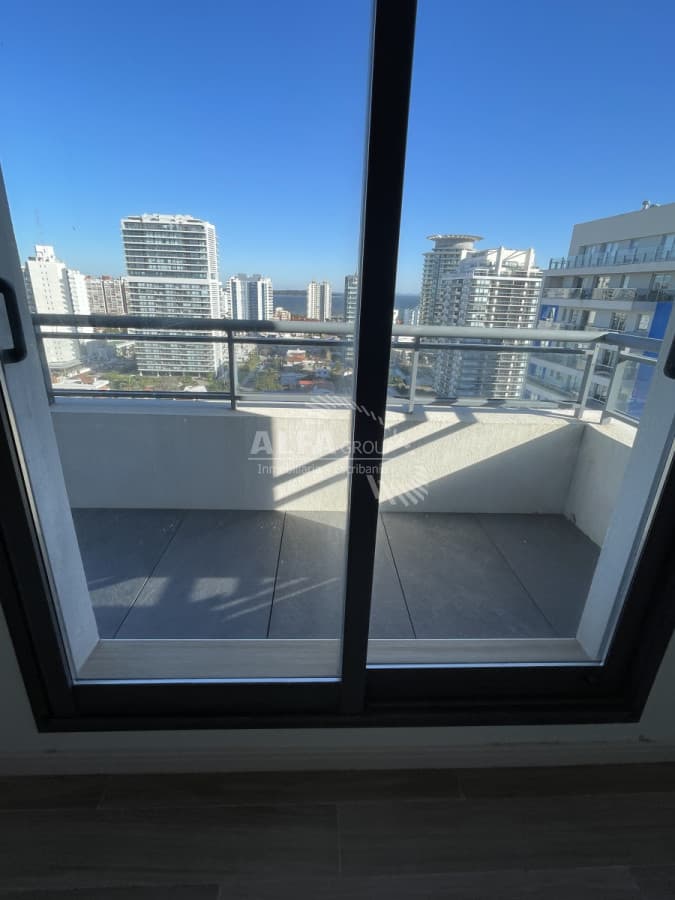 Exclusivo apartamento con vista panorámica al mar en Siglo Sol II