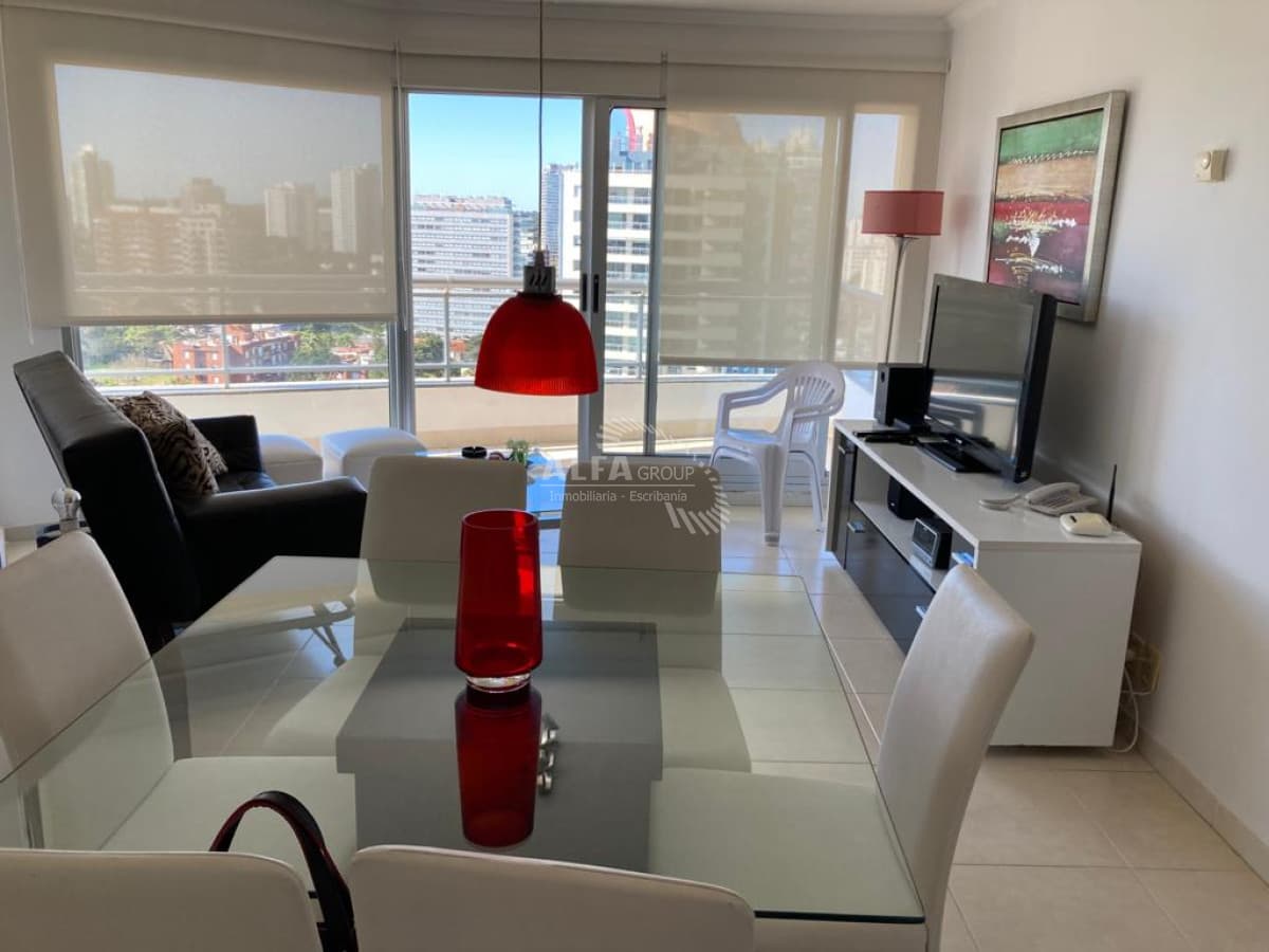 Apartamento en alquiler, con parrillero propio en Punta del Este