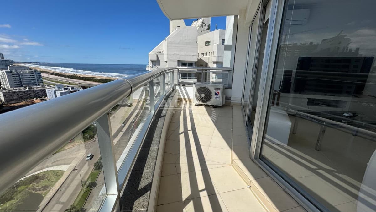 Apartamento en alquiler, con parrillero propio en Punta del Este