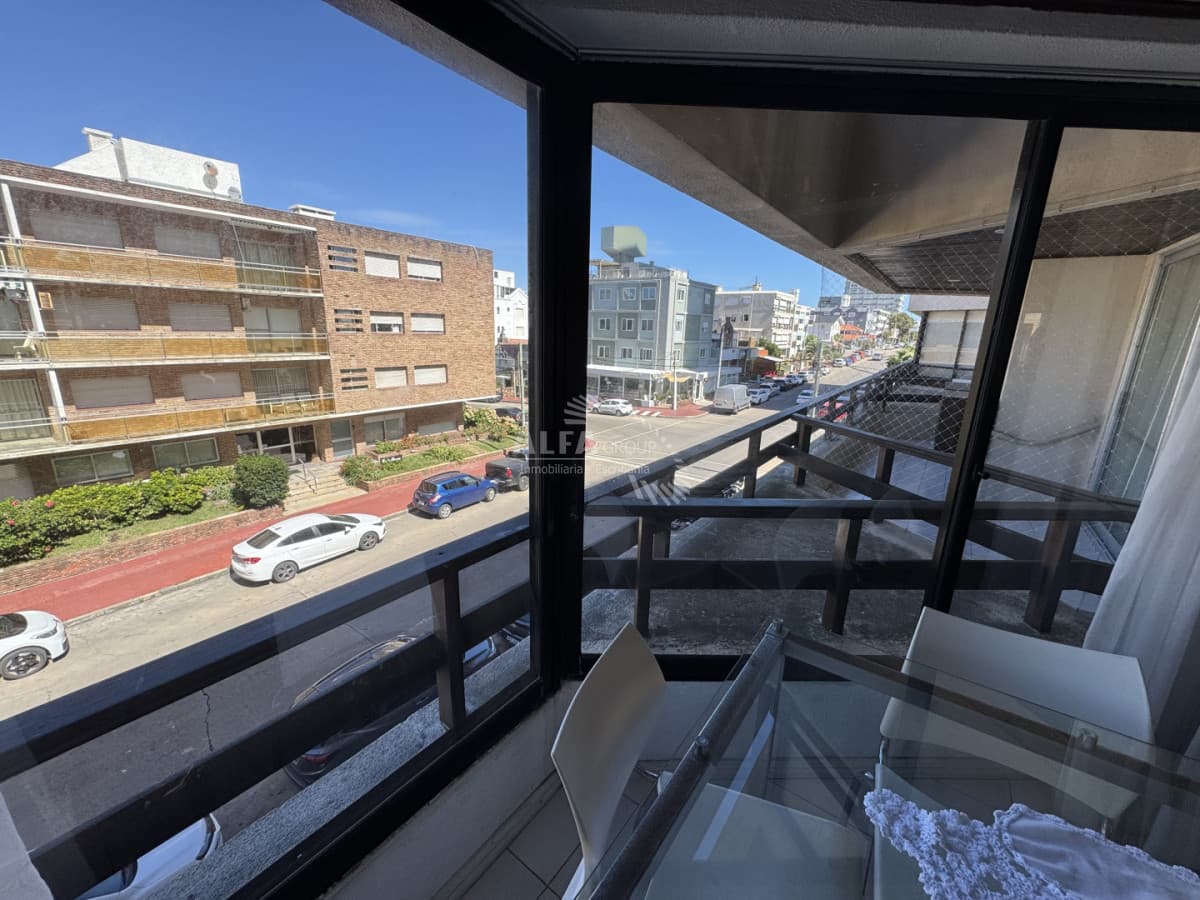 Apartamento En Venta De 3 Dormitorios En Edificio Palm Beach , Punta Del Este !!