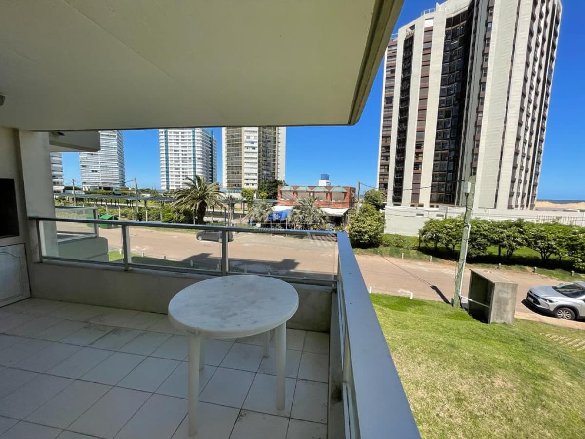 Apartamento en Punta del Este, alquiler invernal, con parrillero propio, mucama y piscina.