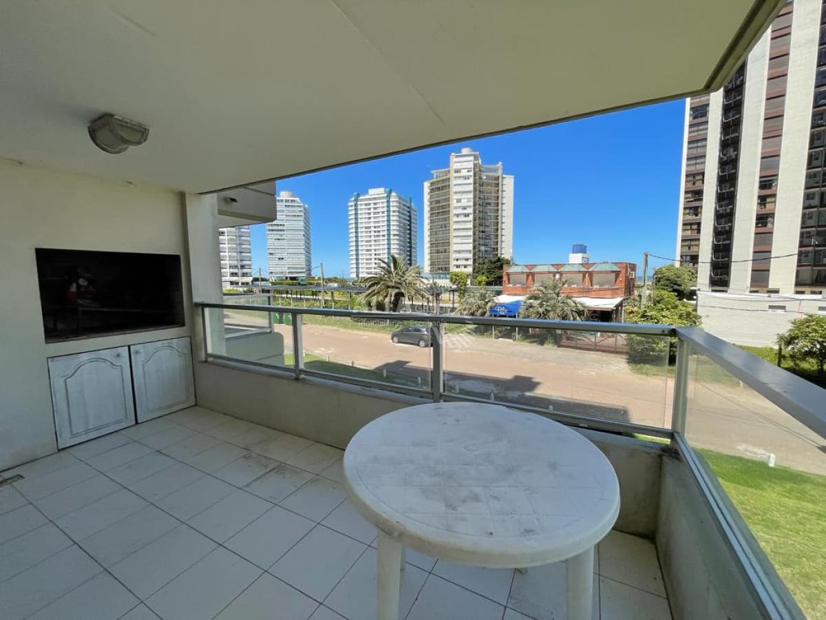 Apartamento en Punta del Este, alquiler invernal, con parrillero propio, mucama y piscina.