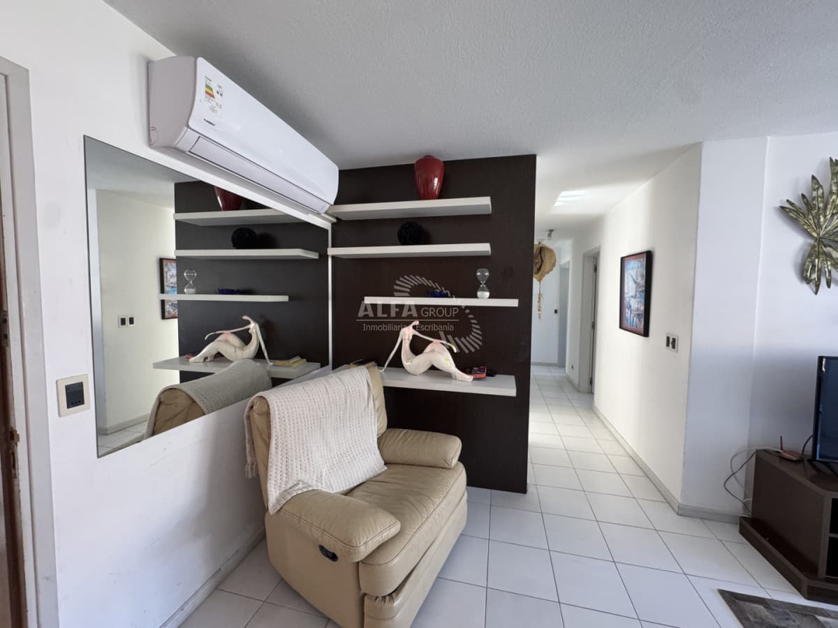 Apartamento En Venta De 3 Dormitorios En Edificio Palm Beach , Punta Del Este !!