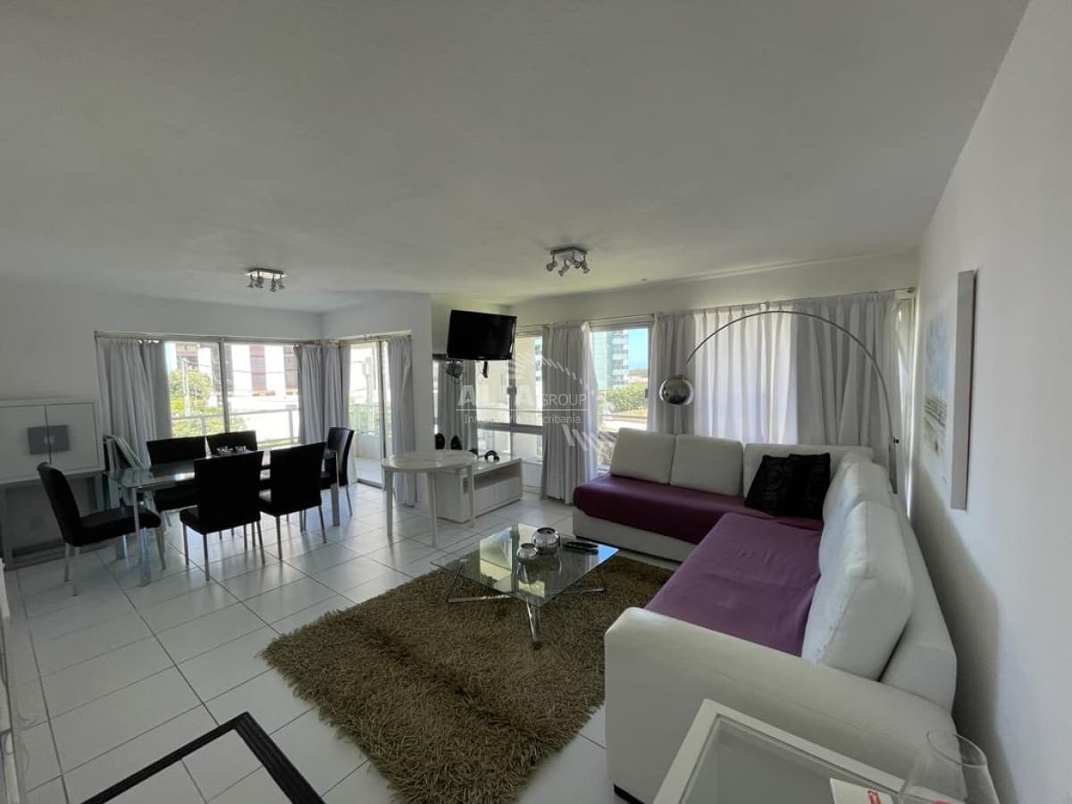 Apartamento en Punta del Este, alquiler invernal, con parrillero propio, mucama y piscina.