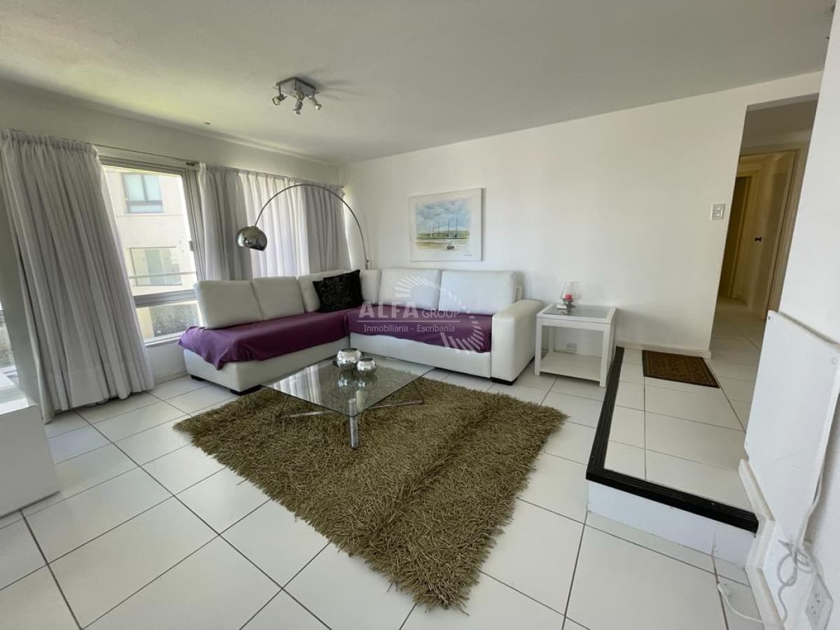 Apartamento en Punta del Este, alquiler invernal, con parrillero propio, mucama y piscina.