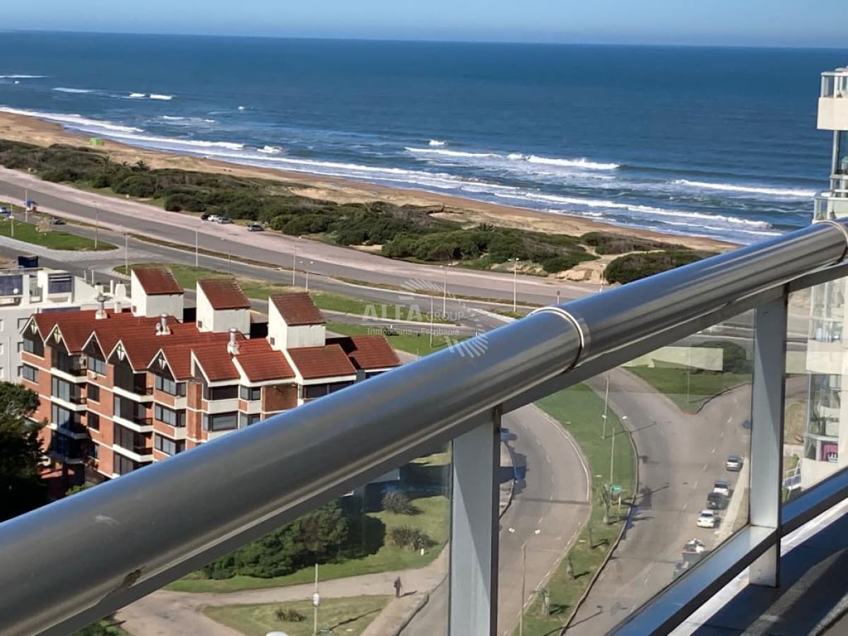 Apartamento en alquiler, con parrillero propio en Punta del Este