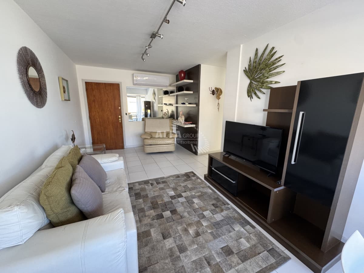 Apartamento En Venta De 3 Dormitorios En Edificio Palm Beach , Punta Del Este !!