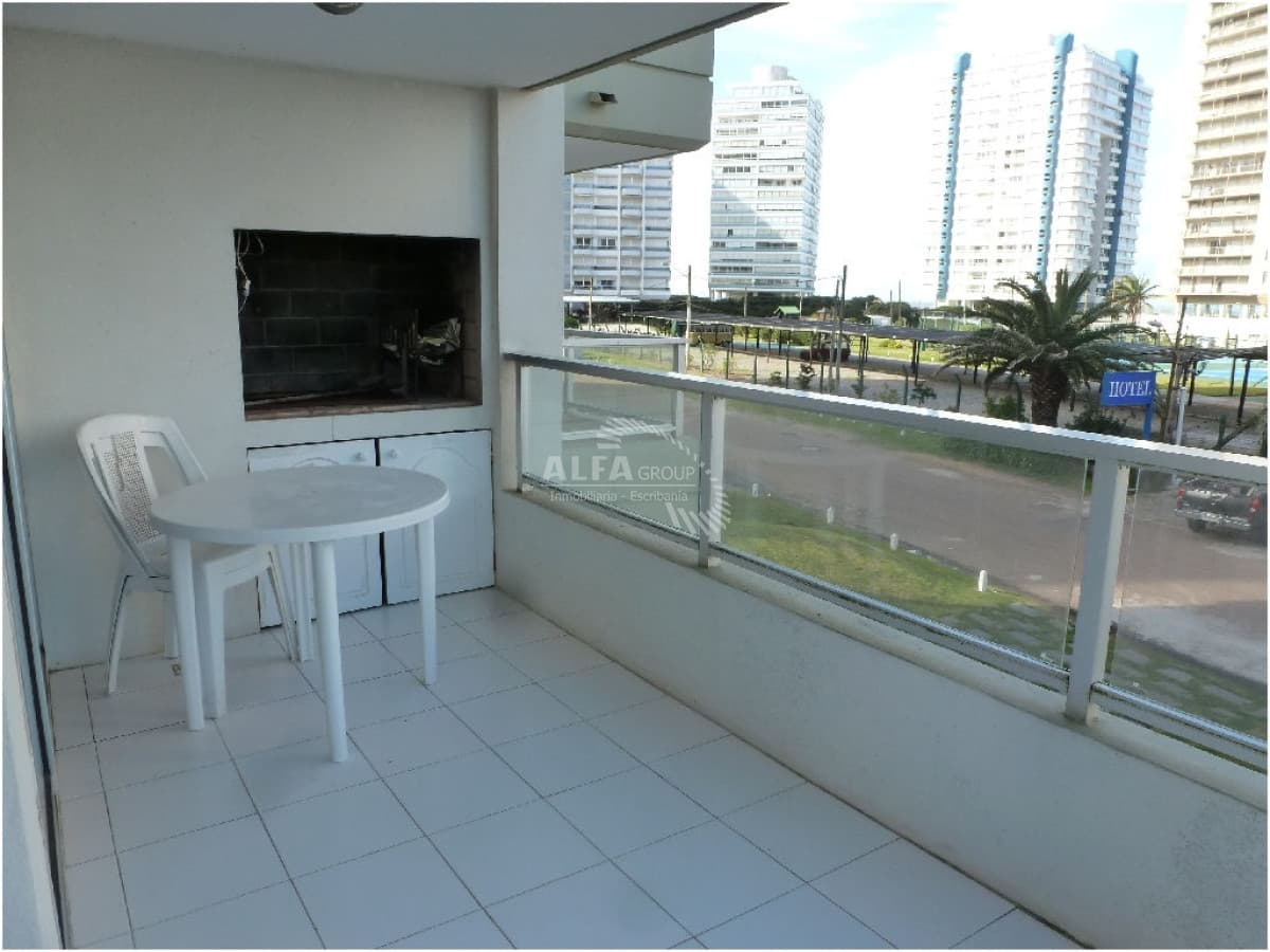 Apartamento en Punta del Este, alquiler invernal, con parrillero propio, mucama y piscina.