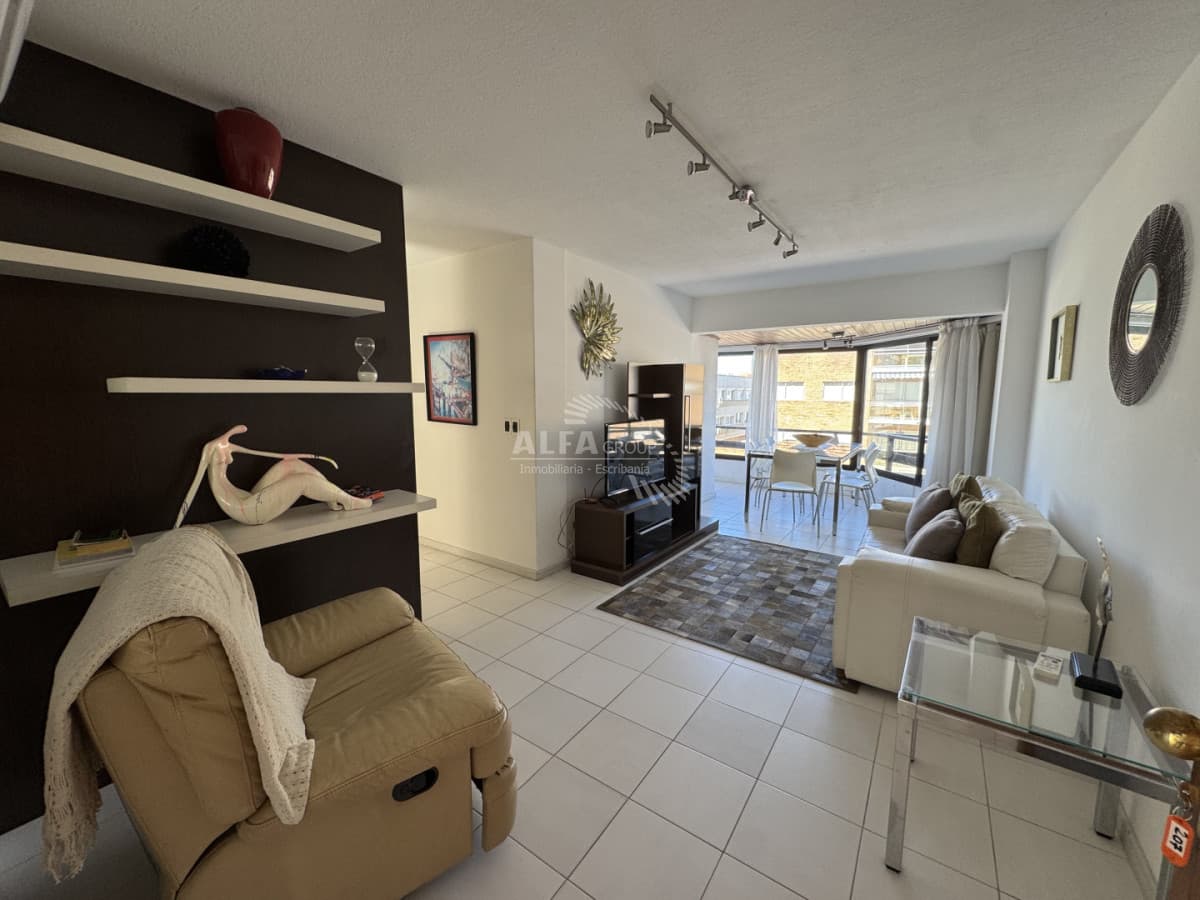 Apartamento En Venta De 3 Dormitorios En Edificio Palm Beach , Punta Del Este !!