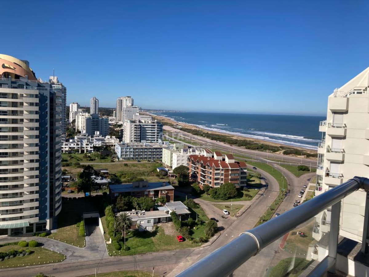 Apartamento en alquiler, con parrillero propio en Punta del Este