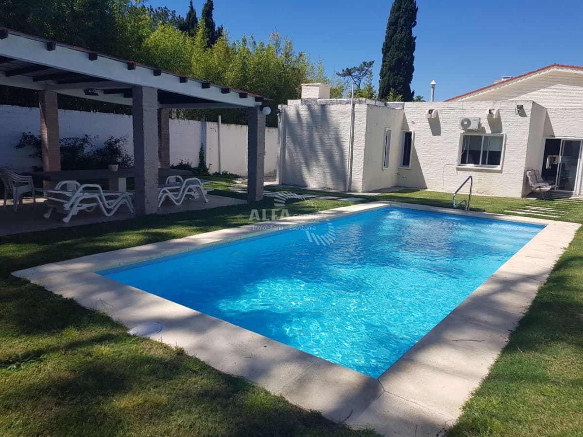Casa en venta y alquiler en Pinares, a pocos metros del mar, 4 dormitorios