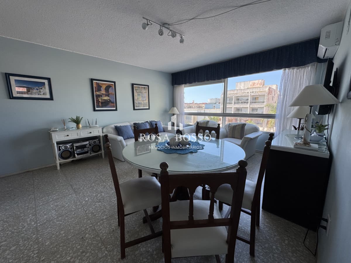 APTO en venta de 2 ½ dormitorios, Espacios amplios y la mejor ubicación en Punta del Este!!