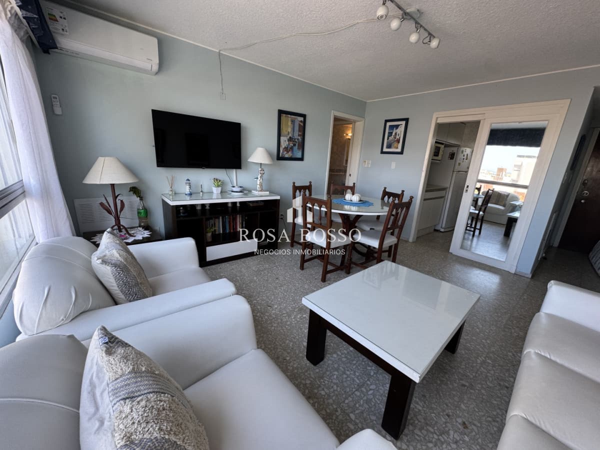 APTO en venta de 2 ½ dormitorios, Espacios amplios y la mejor ubicación en Punta del Este!!