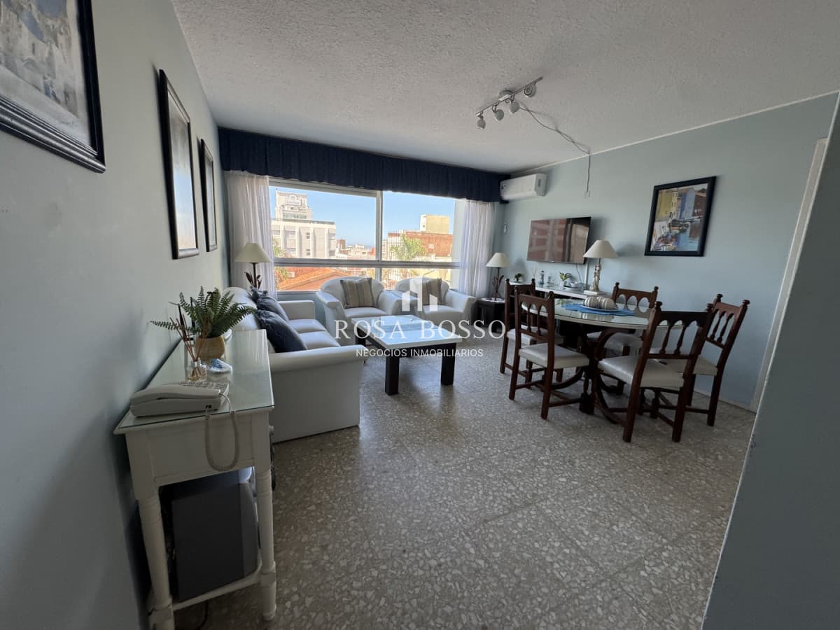 APTO en venta de 2 ½ dormitorios, Espacios amplios y la mejor ubicación en Punta del Este!!
