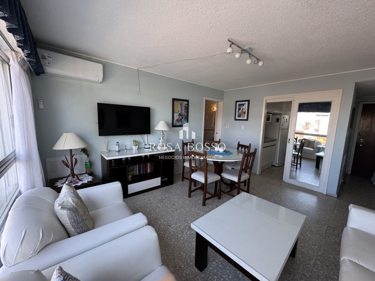APTO en venta de 2 ½ dormitorios, Espacios amplios y la mejor ubicación en Punta del Este!!