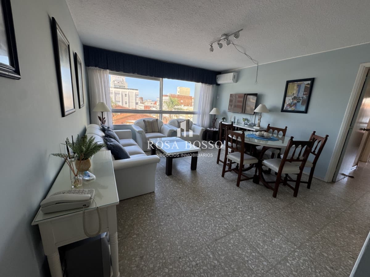 APTO en venta de 2 ½ dormitorios, Espacios amplios y la mejor ubicación en Punta del Este!!