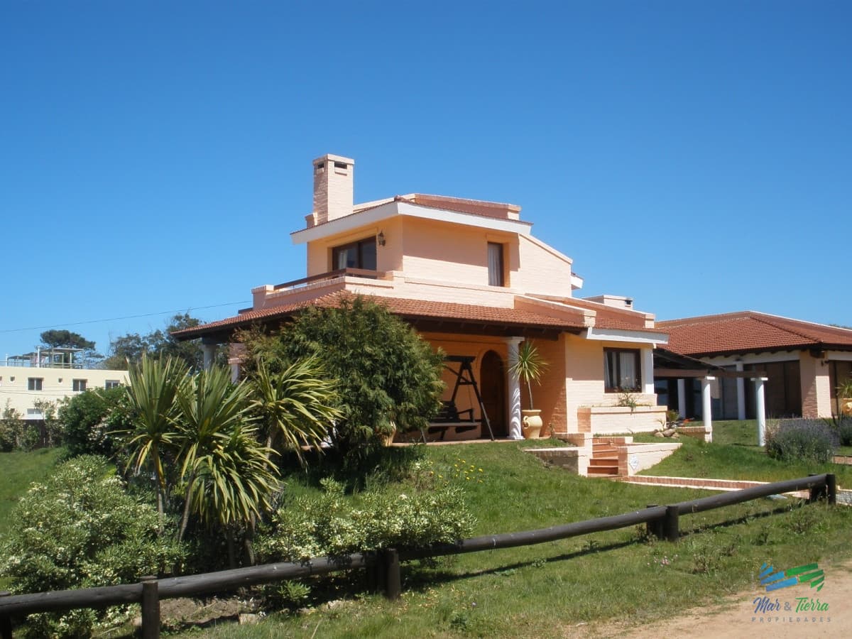 Estupenda esquina, vista al mar, en lote de doble con 4 dormitorios suite la mejor barbacoa de Manantiales piscina y jacuzzi exterior, 4 cuartos