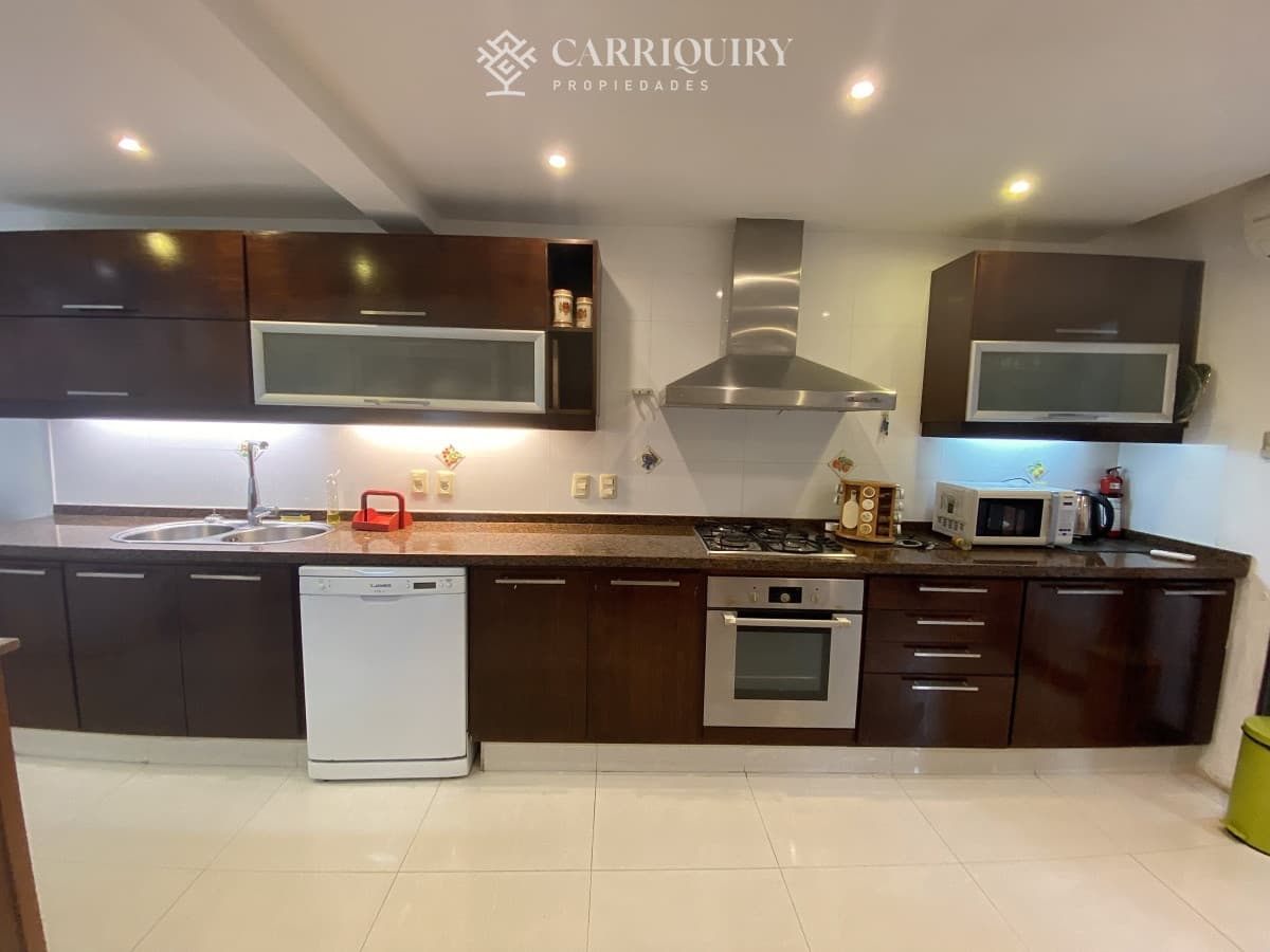 Puerto del Buceo, 3 cuartos, 2 suites, servicio, jardin, vista veleros.  -